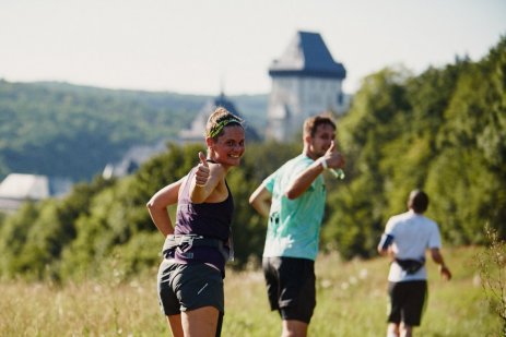 Doprava na Běhej lesy Karlštejn. Jak se nejlépe dostat na závod a zpět? 